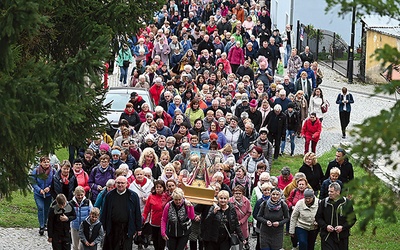 Po Mszy św. odbyła się procesja po dróżkach maryjnych.