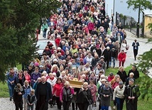 Po Mszy św. odbyła się procesja po dróżkach maryjnych.