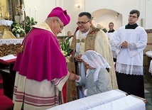 Biskupa powitał  ks. Julian Nastałek  wraz z osobami uczestniczącymi w tradycyjnej liturgii.