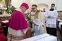 Biskupa powitał  ks. Julian Nastałek  wraz z osobami uczestniczącymi w tradycyjnej liturgii.