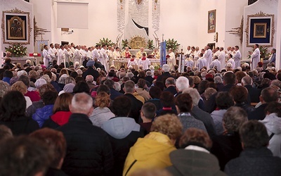 Rzesza ludzi modliła się wspólnie w intencji pokoju na świecie.