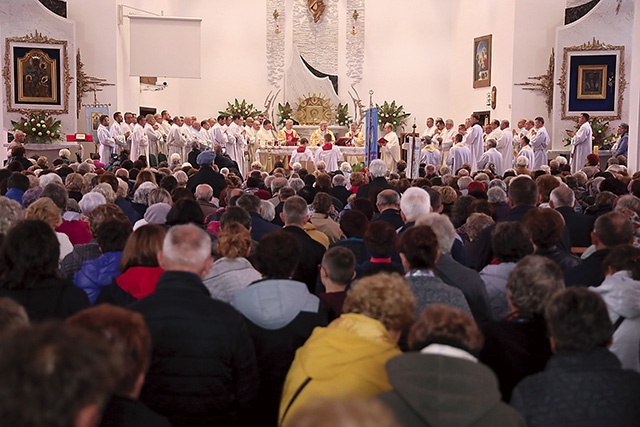 Rzesza ludzi modliła się wspólnie w intencji pokoju na świecie.