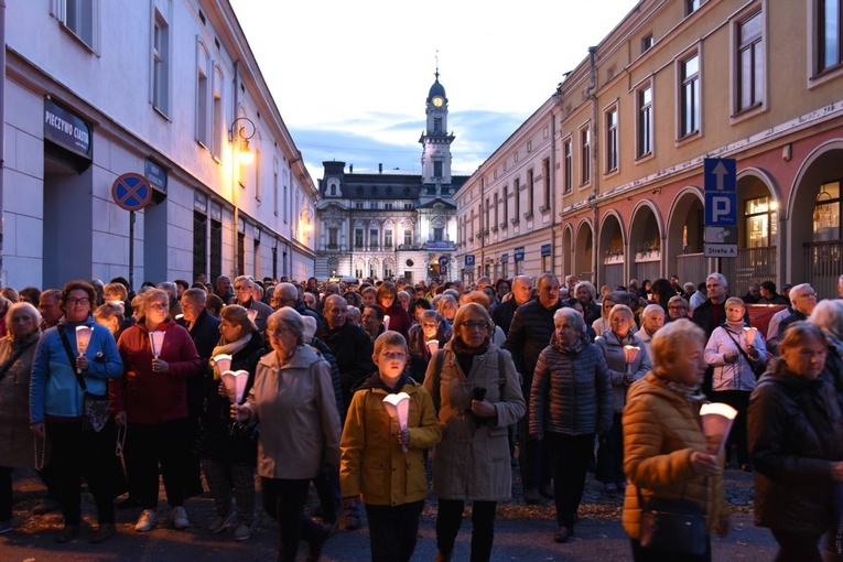 Procesja przeszła z sądeckiego rynku do kościoła pw. MB Niepokalanej. 