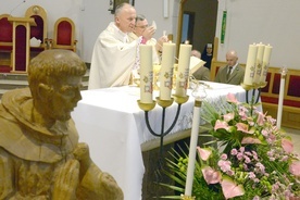 Obecni polecali się wstawiennictwu św. Franciszka z Asyżu. Jego figurę leśnicy przynieśli do sanktuarium.