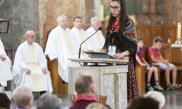 Kobiety mogą pełnić posługę lektoratu i akolitatu – stwierdził Franciszek w motu proprio „Spiritus Domini”.