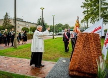 Poświęcenia tablicy dokonał ks. Mariusz Piotrowski.