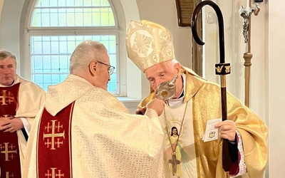 Biskup senior ucałował relikwie św. s. Faustyny.