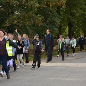 Uczniowie w drodze do Wielowsi.