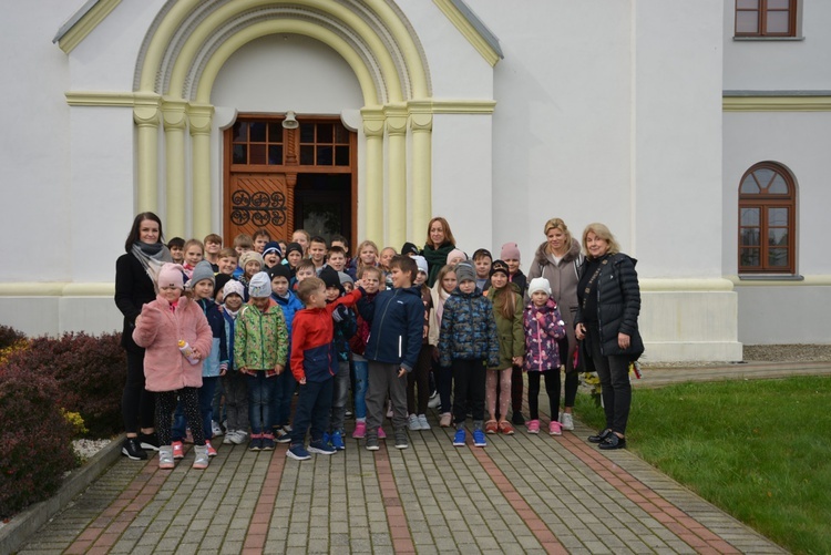 Uczniowie szkół katolickich z Tarnobrzega na pielgrzymkowym szlaku