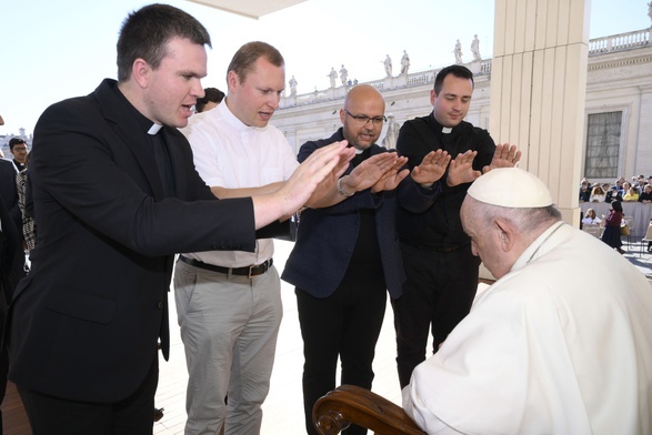 Papież do duszpasterzy: przyprowadzajcie młodych do Boga w modlitwie