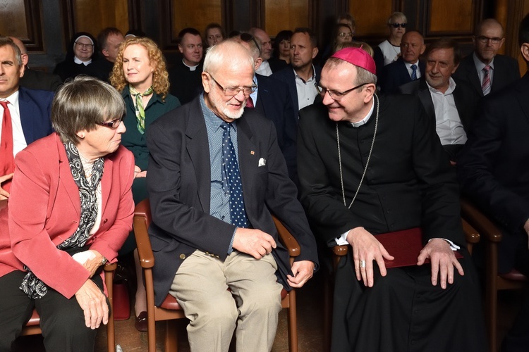 Papieski medal za działalność charytatywną