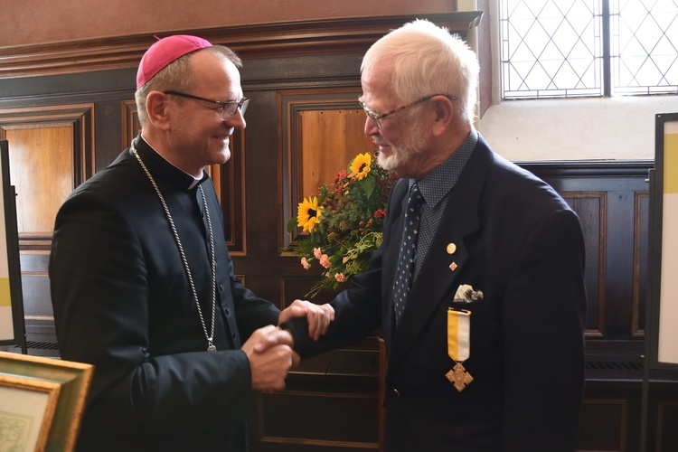 Papieski medal za działalność charytatywną