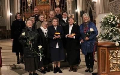 Bp Marek Solarczyk i ks. Piotr Walkiewicz z wdowami pobłogosławionymi. W pierwszym rzędzie z krzyżem i brewiarzem (druga z prawej) Danuta Dulewicz, obok Elżbieta Senator.