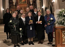 Bp Marek Solarczyk i ks. Piotr Walkiewicz z wdowami pobłogosławionymi. W pierwszym rzędzie z krzyżem i brewiarzem (druga z prawej) Danuta Dulewicz, obok Elżbieta Senator.