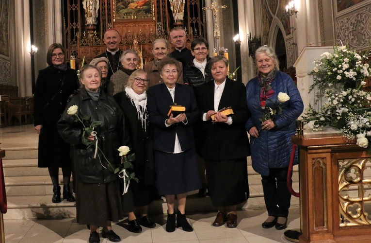 Bp Marek Solarczyk i ks. Piotr Walkiewicz z wdowami pobłogosławionymi. W pierwszym rzędzie z krzyżem i brewiarzem (druga z prawej) Danuta Dulewicz, obok Elżbieta Senator.