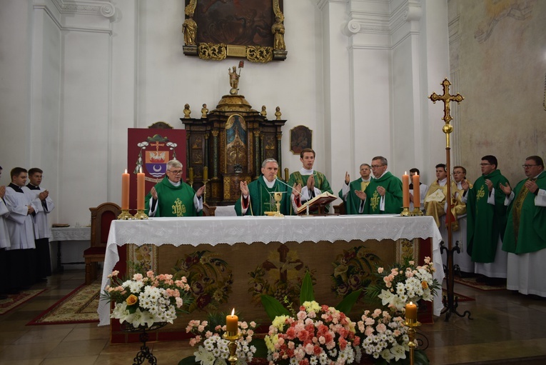 Uroczysta Msza św. w kościele seminaryjnym.