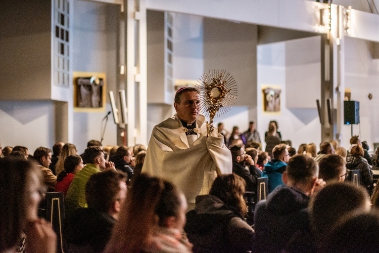 W modlitwie małżonkom towarzyszył bp Piotr Przyborek.