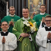 Obłóczeni klerycy III roku wraz z ks. Krzysztofem Szerszeniem, rektorem GSD (w środku).