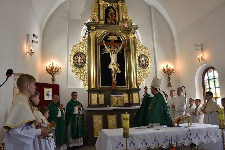 Uroczystość poświęcenia ołtarza w Przyjaźni.