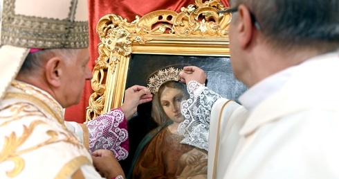 Koronę Matce Bożej wraz z arcybiskupem nałożył ks. Zbigniew Chromy.