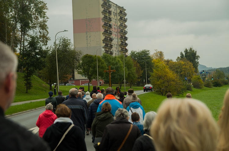 Jeleniogórscy mężczyźni pod krzyżem