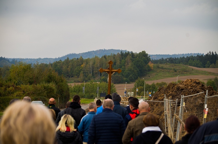 Jeleniogórscy mężczyźni pod krzyżem