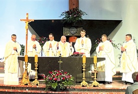 	Uroczysta Msza św. była też dziękczynieniem za rocznicę poświęcenia kościoła.
