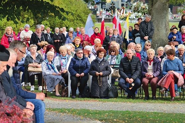 W słoneczną sobotę 8 października sanktuarium odwiedziło ok. 2 tysięcy wiernych.