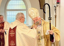 ▲	Biskup senior ucałował relikwie Apostołki Miłosierdzia.