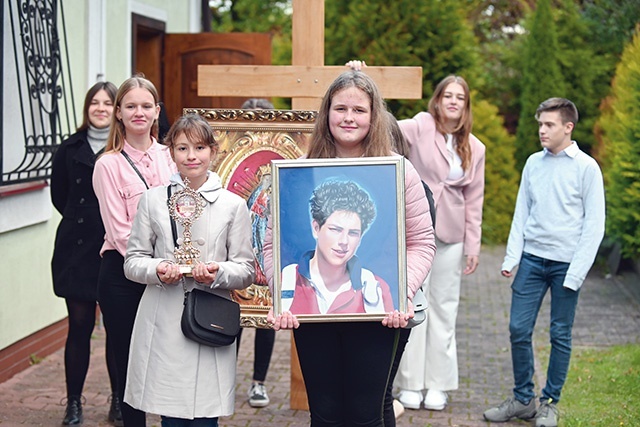 ▲	Krzyż, ikonę i relikwie błogosławionego wnieśli procesyjnie członkowie Katolickiego Stowarzyszenia Młodzieży.