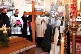 ▲	Mszy św. i obrzędom pogrzebowym przewodniczył bp Marek Mendyk.