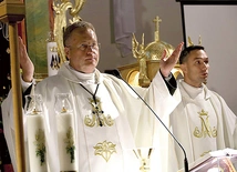 ▲	Ks. Robert Begierski przy ołtarzu z ks. Marcinem Mazurem.