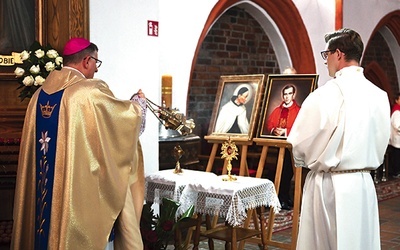 ▼	Biskup okadza nowe relikwie w kościele Mariackim.
