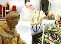 Obecni polecali się wstawiennictwu  św. Franciszka z Asyżu. Jego figurę przynieśli  do sanktuarium.