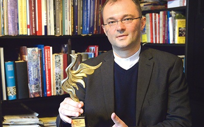 Ksiądz Wojciech Wojtyła ze statuetką. 