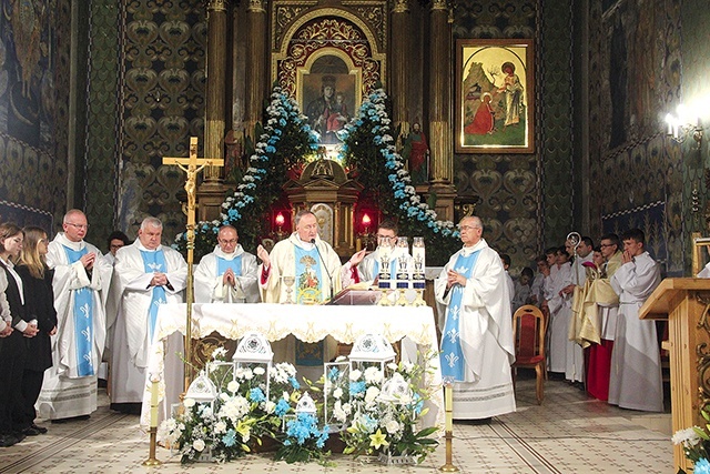 ▲	Dziękczynnej Eucharystii przewodniczył bp Andrzej Jeż, a koncelebrowali m.in. szczuciński proboszcz Zygmunt Warzecha i pochodzący ze Szczucina ks. prał. Grzegorz Bielaszka, pracujący w papieskiej dyplomacji.