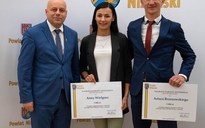 Anna Wielgosz i Artur Brzozowski ze starostą Robertem Bednarzem.