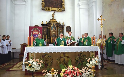 Uroczysta Eucharystia w kościele seminaryjnym.