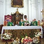 Uroczysta Eucharystia w kościele seminaryjnym.