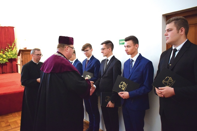 Naukę i formację na pierwszym roku studiów podjęło sześciu alumnów.