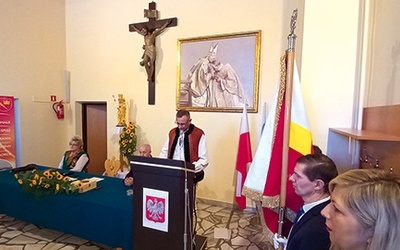 ▲	Tadeusz Rafacz, przewodniczący Rady Powiatu Nowotarskiego, odczytuje uzasadnienie decyzji zaakceptowanej przez Stolicę Apostolską.