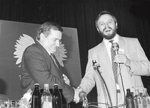 ▲	Kraków 1990. Opozycjonista w trakcie spotkania z Lechem Wałęsą w Nowej Hucie.