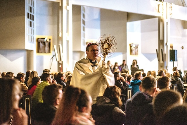 Małżonkom posługiwał biskup Piotr Przyborek.