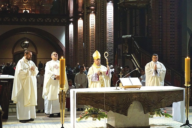 	Eucharystii w katedrze przewodniczył bp Jan Kopiec, koncelebrowali duszpasterze akademiccy i Klubu Inteligencji Katolickiej.