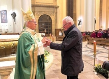 	Statuetka przedstawia sylwetkę św. Jacka Odrowąża, patrona archidiecezji.