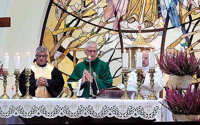 ▲	Ojciec Antonio El Feghali (z lewej) i ks. Marek Dutkowski w czasie wspólnej modlitwy.