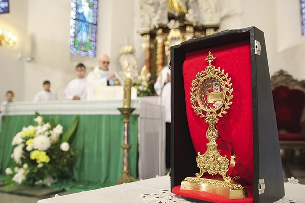 ▲	W relikwiarzu znajduje się fragment serca wyniesionego na ołtarze mediolańczyka.