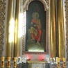 ▲	Apostoła, Ewangelistę  i legendarnego twórcę  ikon Matki Bożej,  odnajdziemy w ołtarzu  głównym kościoła.