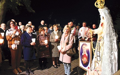 ▲	Prrzemarsz zakończył się pod krzyżem na cmentarzu  przy kościele pw. św. Maksymiliana Kolbego. 