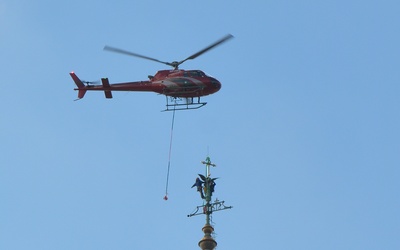 Prace z użyciem helikoptera na wieży Jasnej Góry